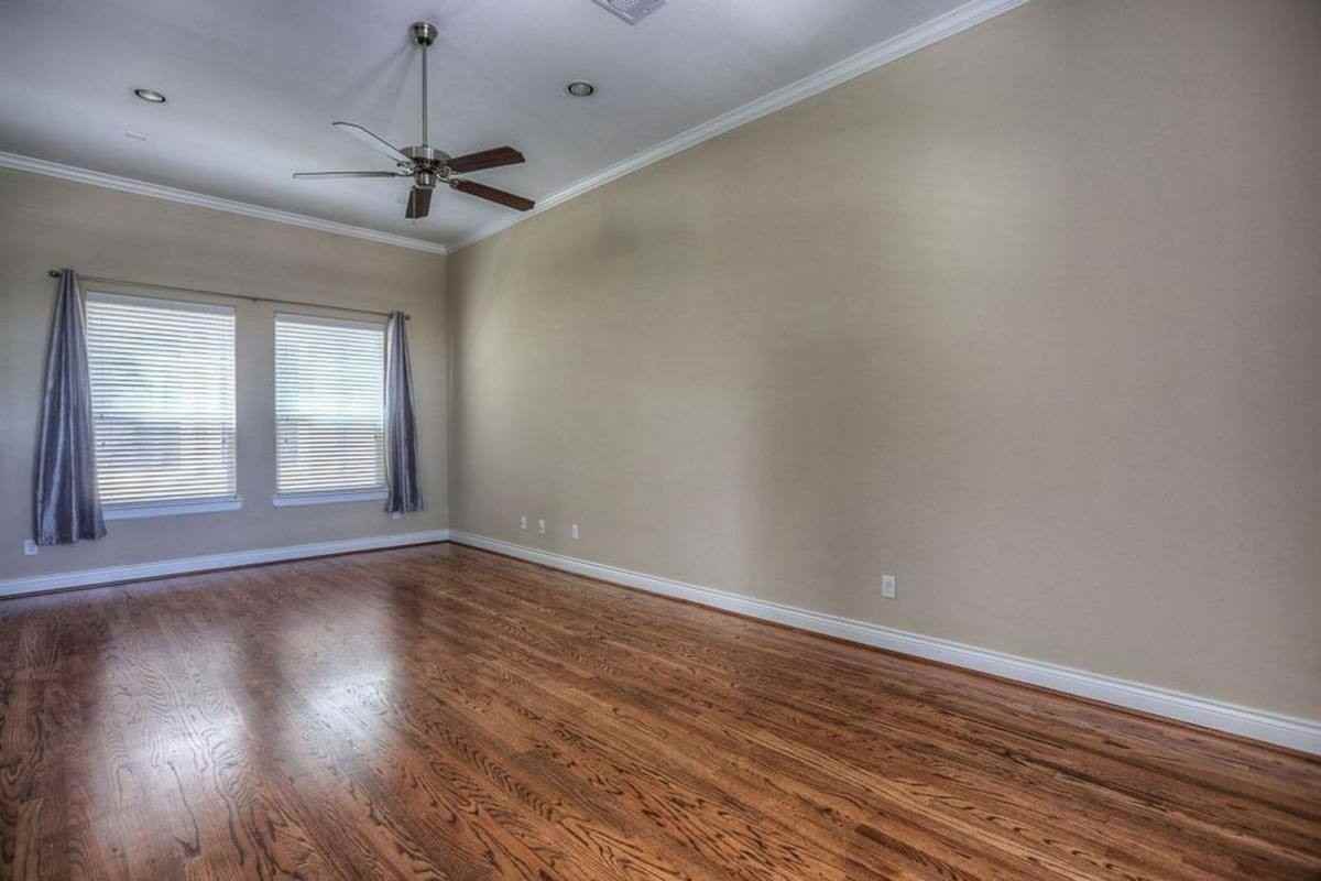 940 W 26th St - Photo 3 of 10