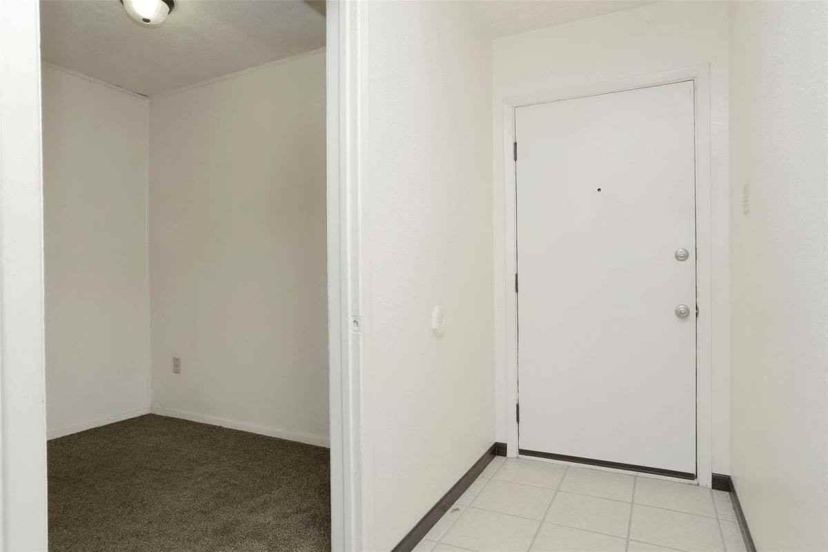 1418 Crawley Ct - Photo 2 of 10