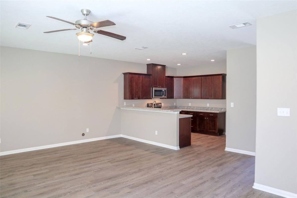 118 Artesian Way - Photo 3 of 6