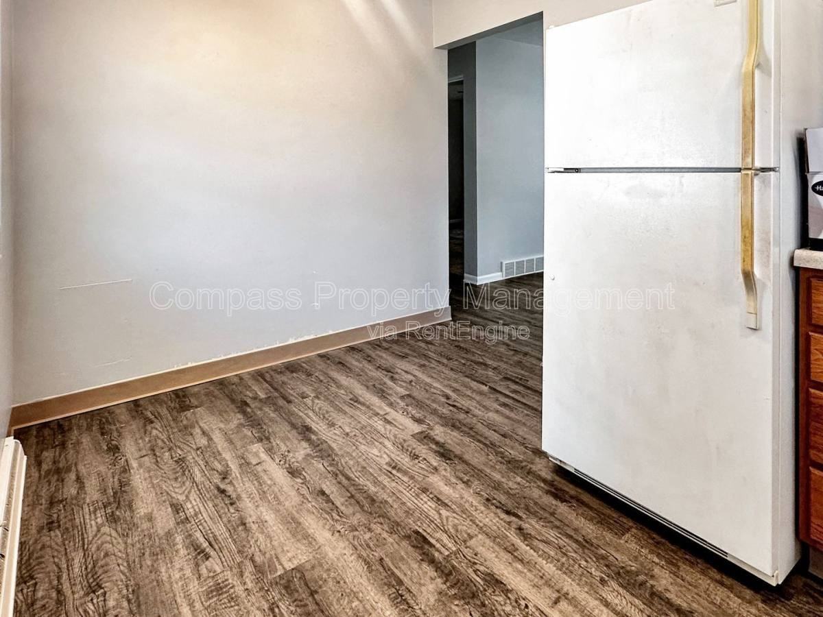 2713 S Burdick St - Photo 3 of 7
