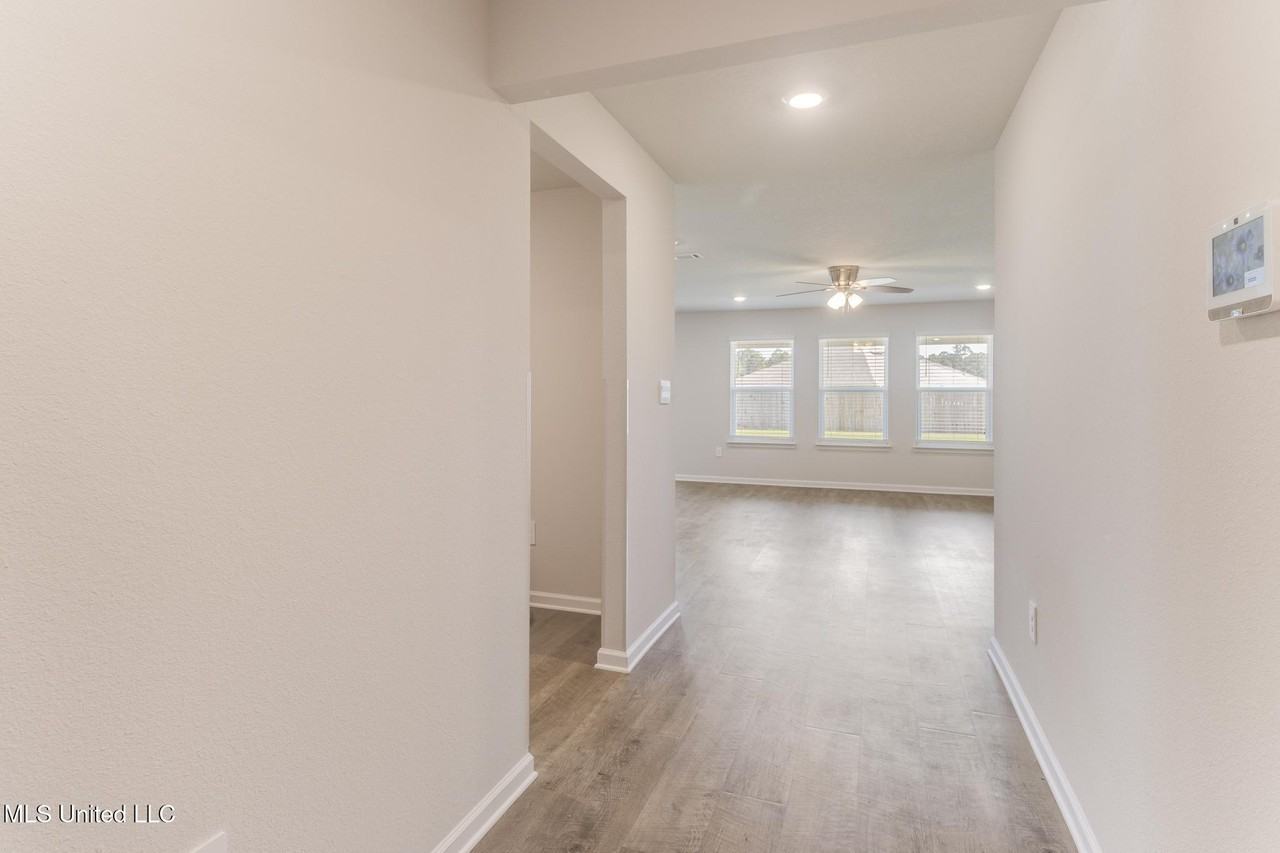 1057 Enclave Cir - Photo 2 of 28
