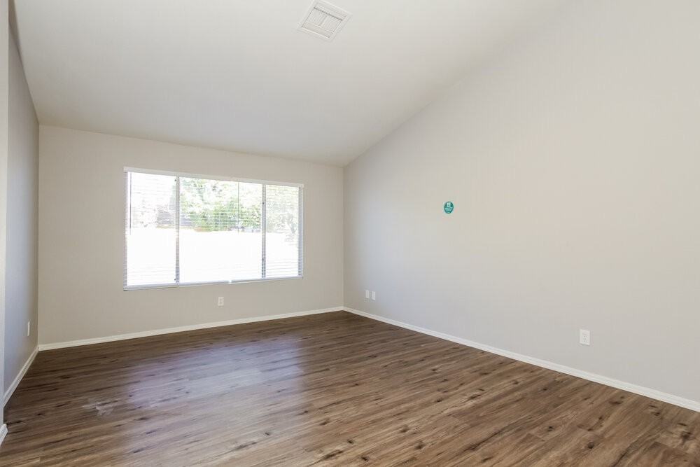 208 W Oraibi Dr - Photo 3 of 16