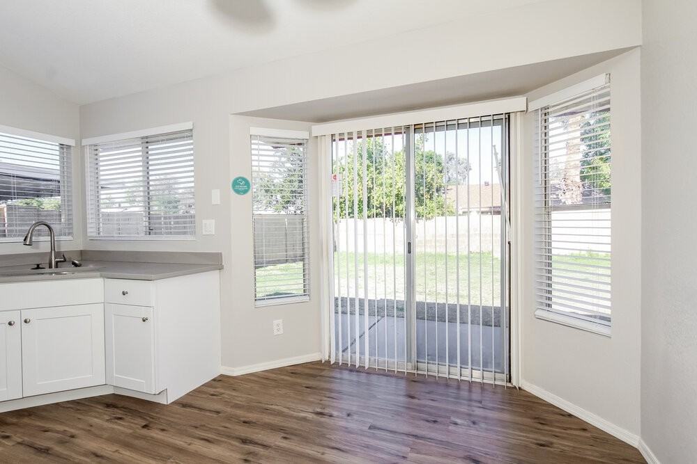 208 W Oraibi Dr - Photo 5 of 16