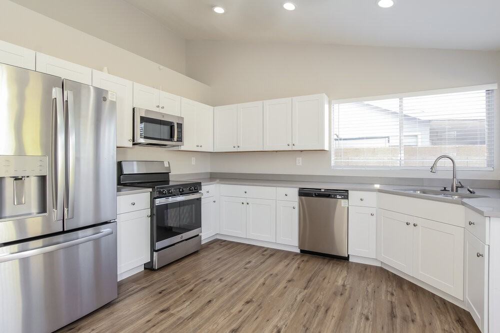 208 W Oraibi Dr - Photo 6 of 16