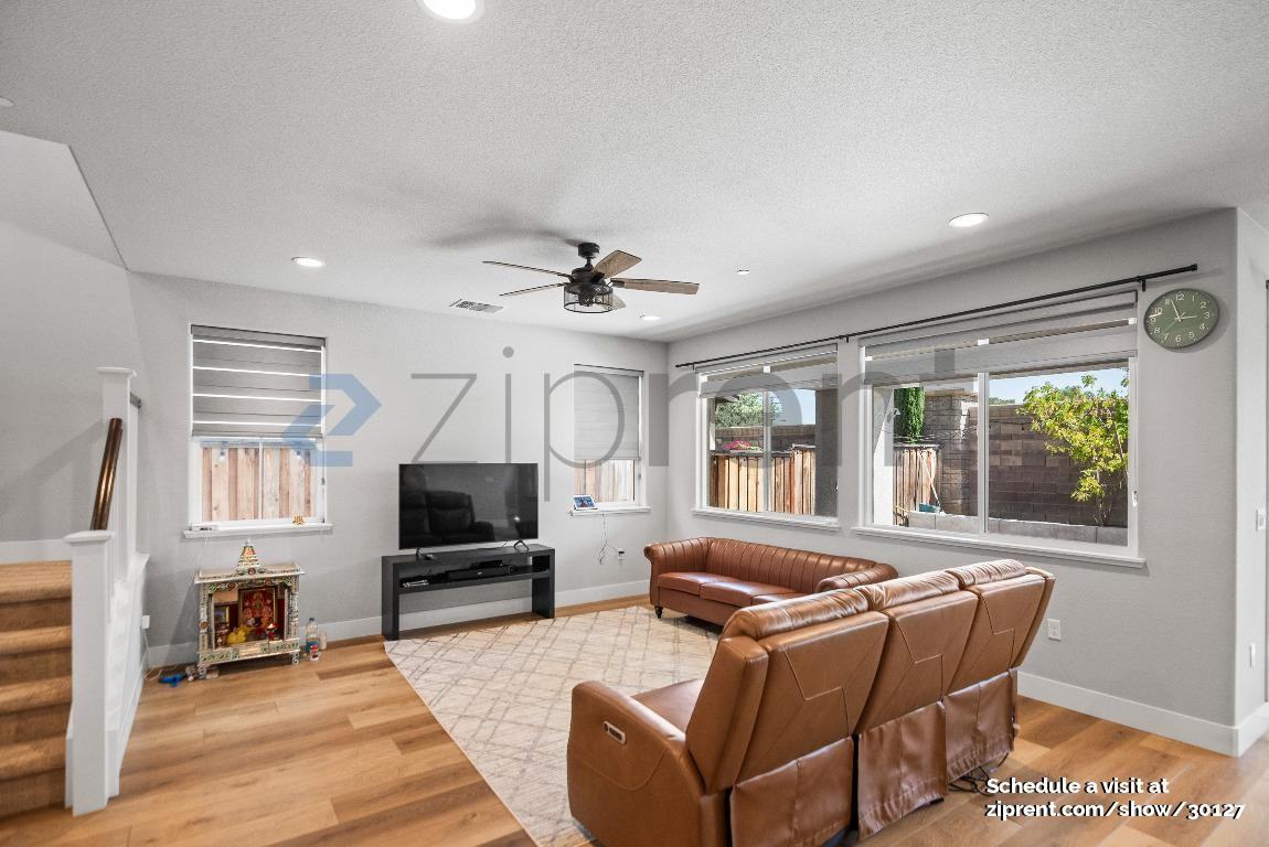 272 W Hopkins Ct - Photo 7 of 39