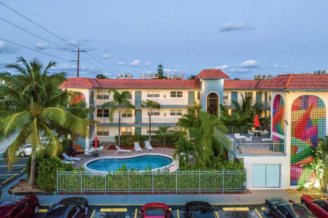 Apex Residence - Photo 4 of 50