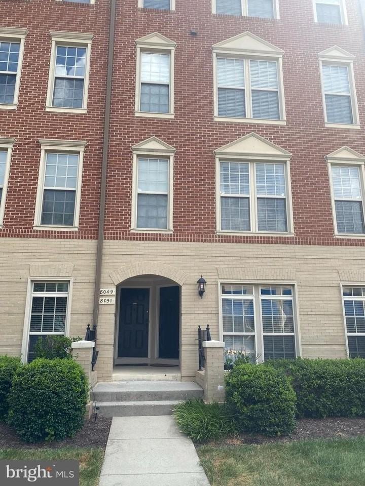 8049 Crescent Park Dr - Photo 2 of 45