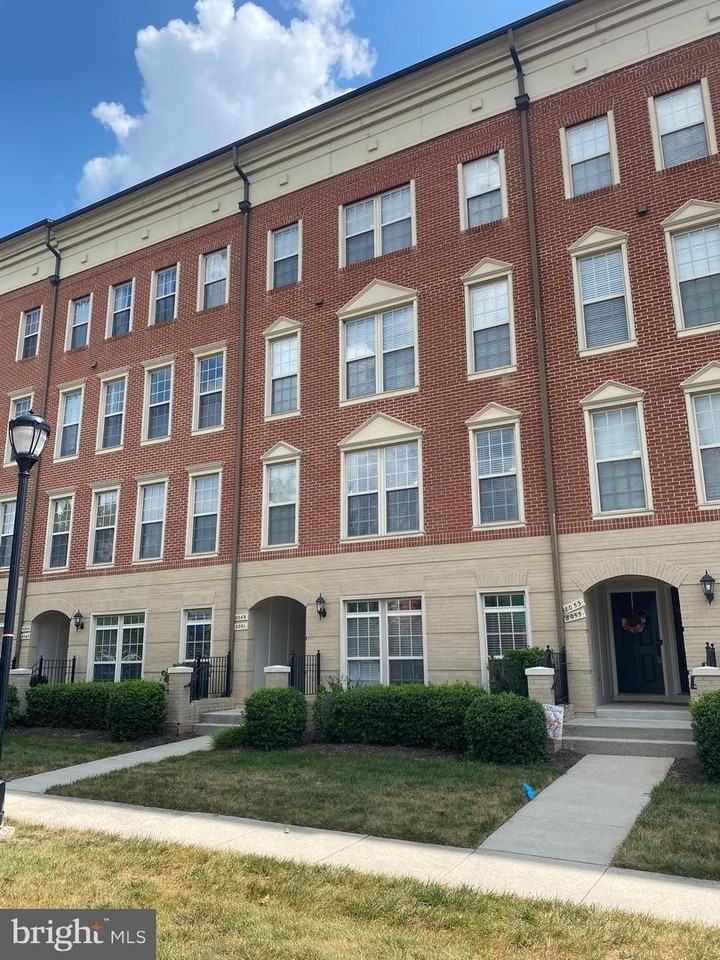 8049 Crescent Park Dr - Photo 3 of 45