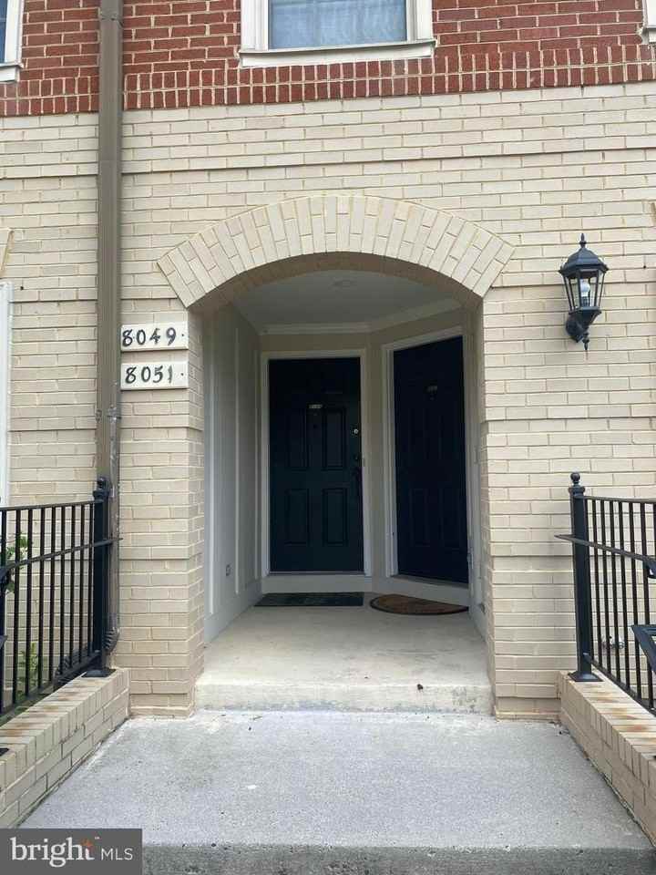 8049 Crescent Park Dr - Photo 4 of 45