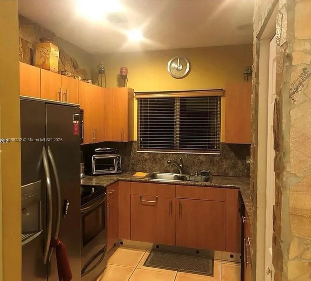 4143 Ne 9th St - Photo 3 of 8