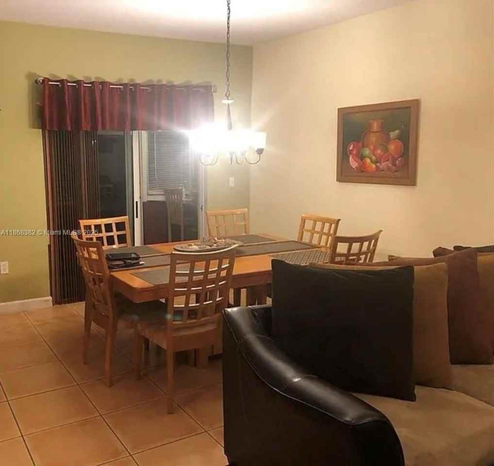 4143 Ne 9th St - Photo 4 of 8