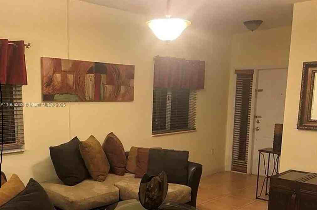 4143 Ne 9th St - Photo 5 of 8