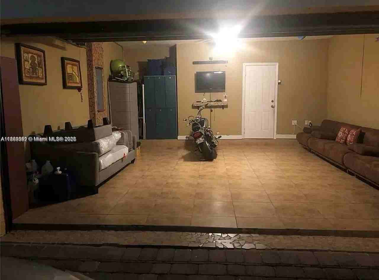 4143 Ne 9th St - Photo 6 of 8