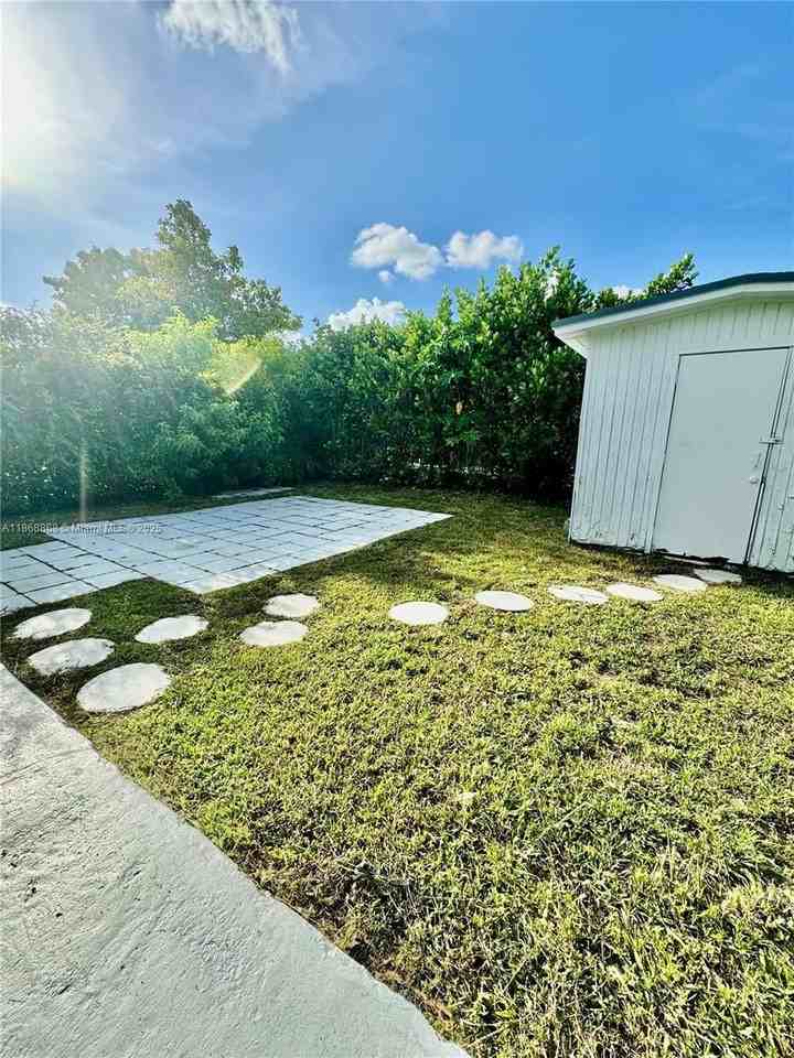 8335 Sw 10th Ter - Photo 3 of 10