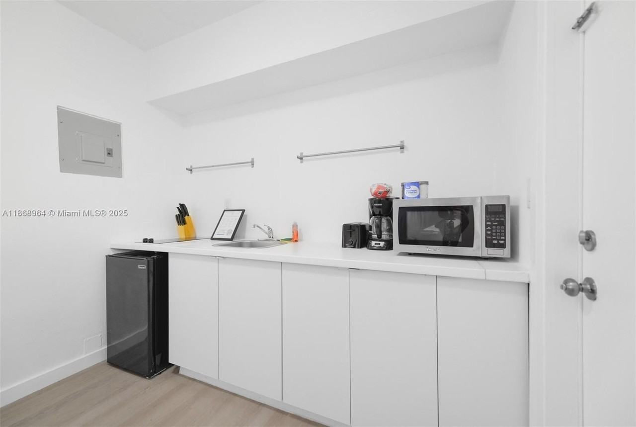 515 Ne 82nd St #1 - Photo 5 of 9