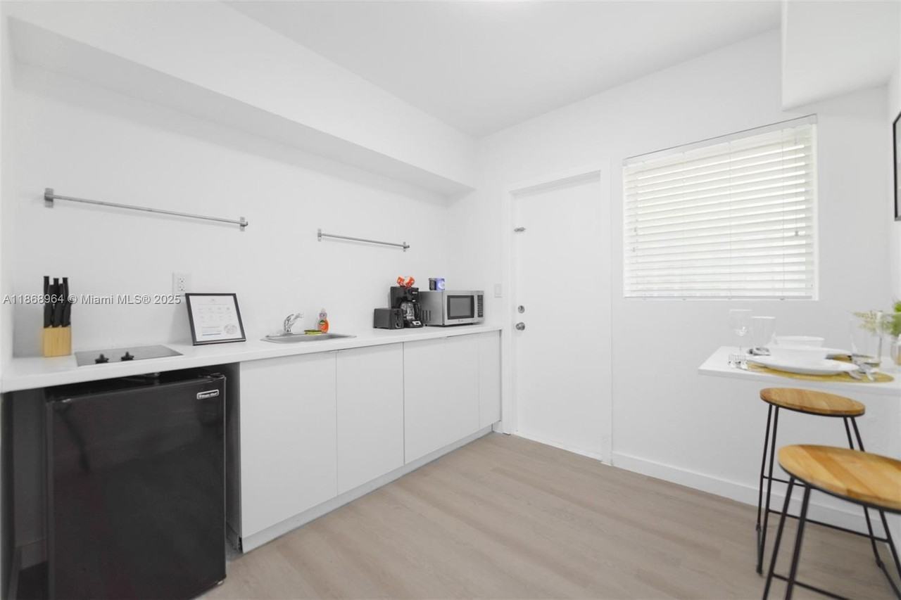 515 Ne 82nd St #1 - Photo 6 of 9