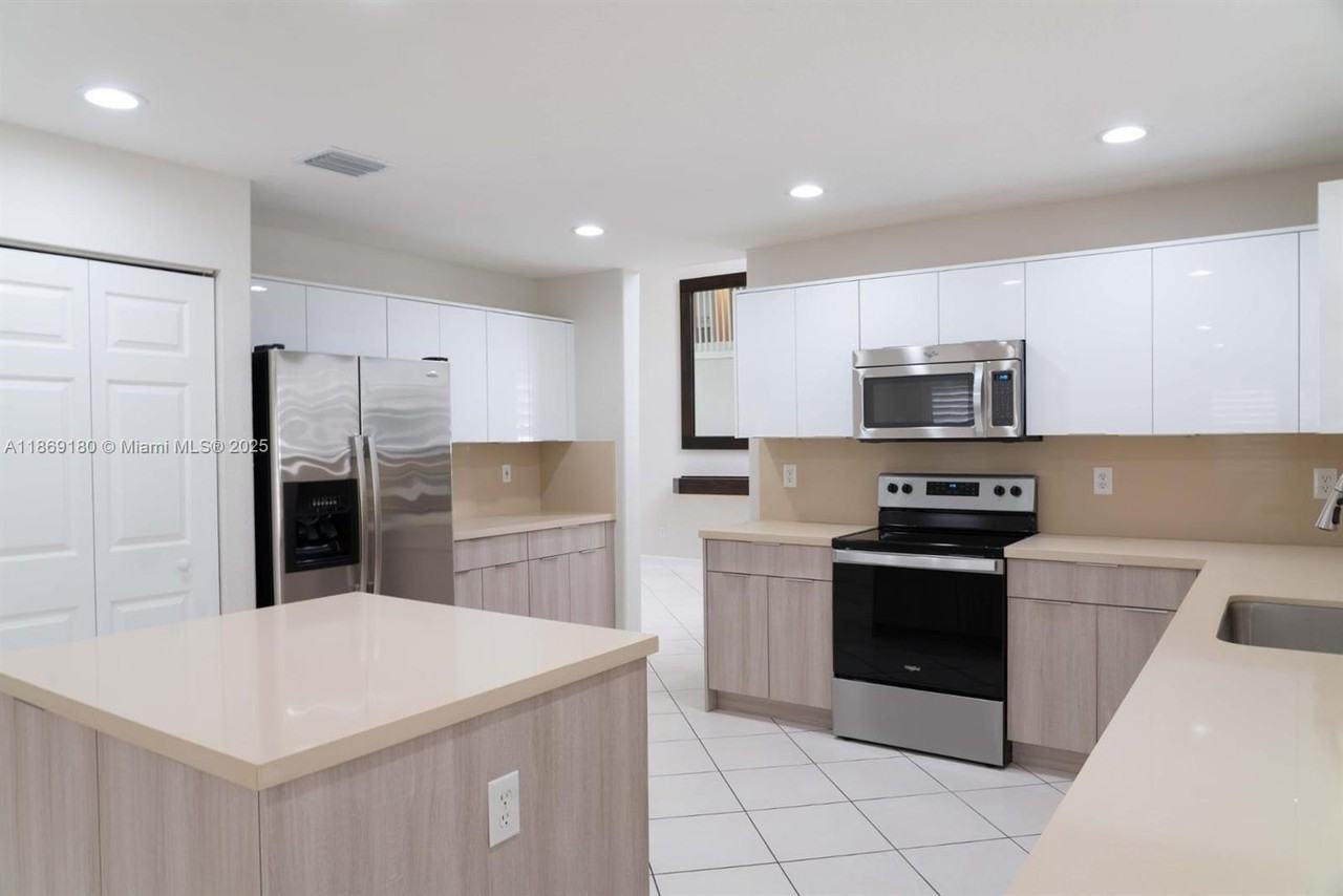 3547 Southwest 175th Avenue - Photo 5 of 25