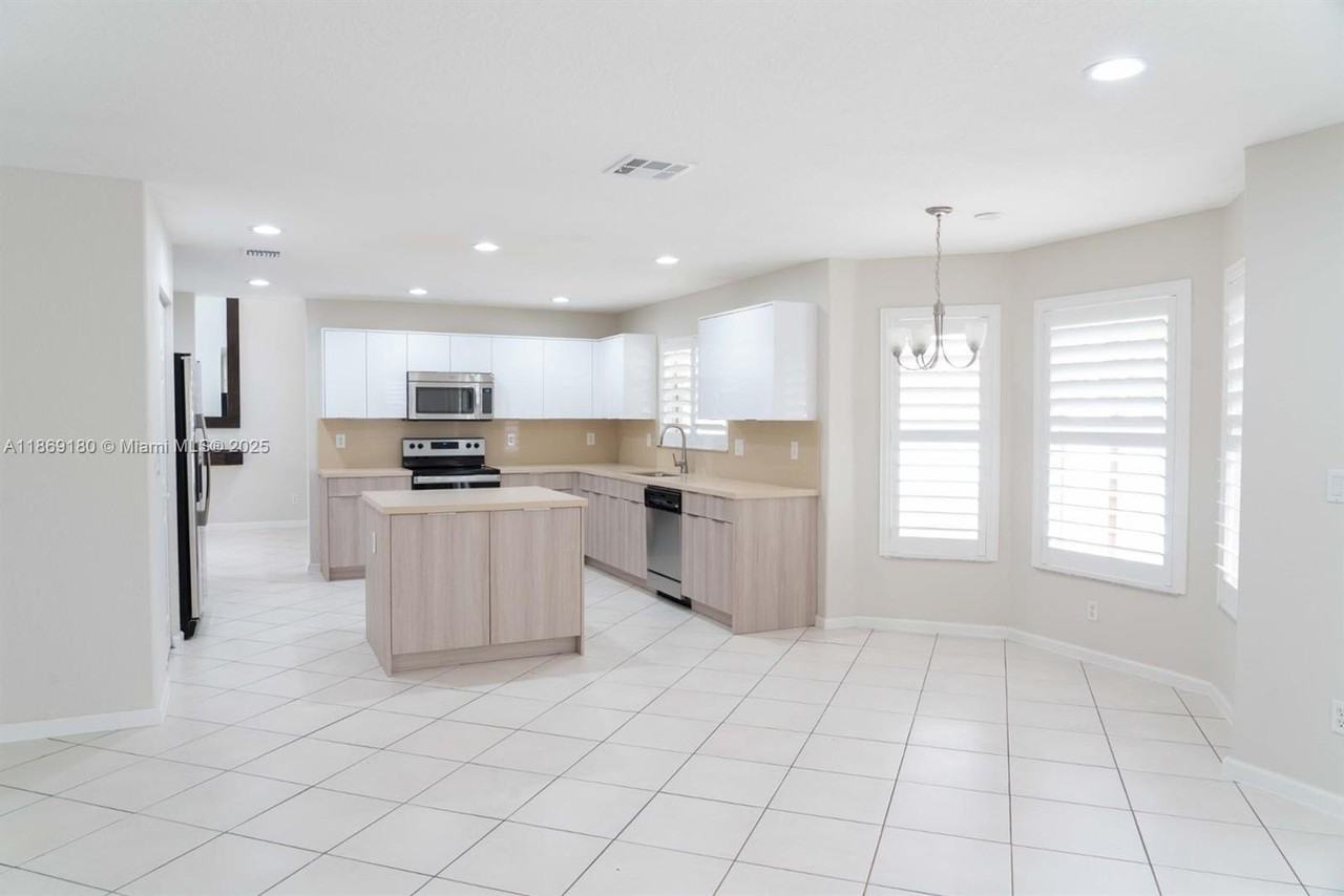 3547 Southwest 175th Avenue - Photo 7 of 25