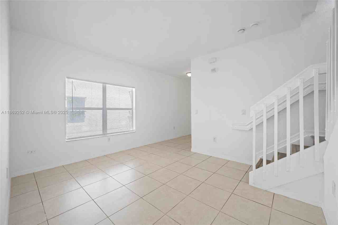 3019 Nw 30th Ave - Photo 4 of 25