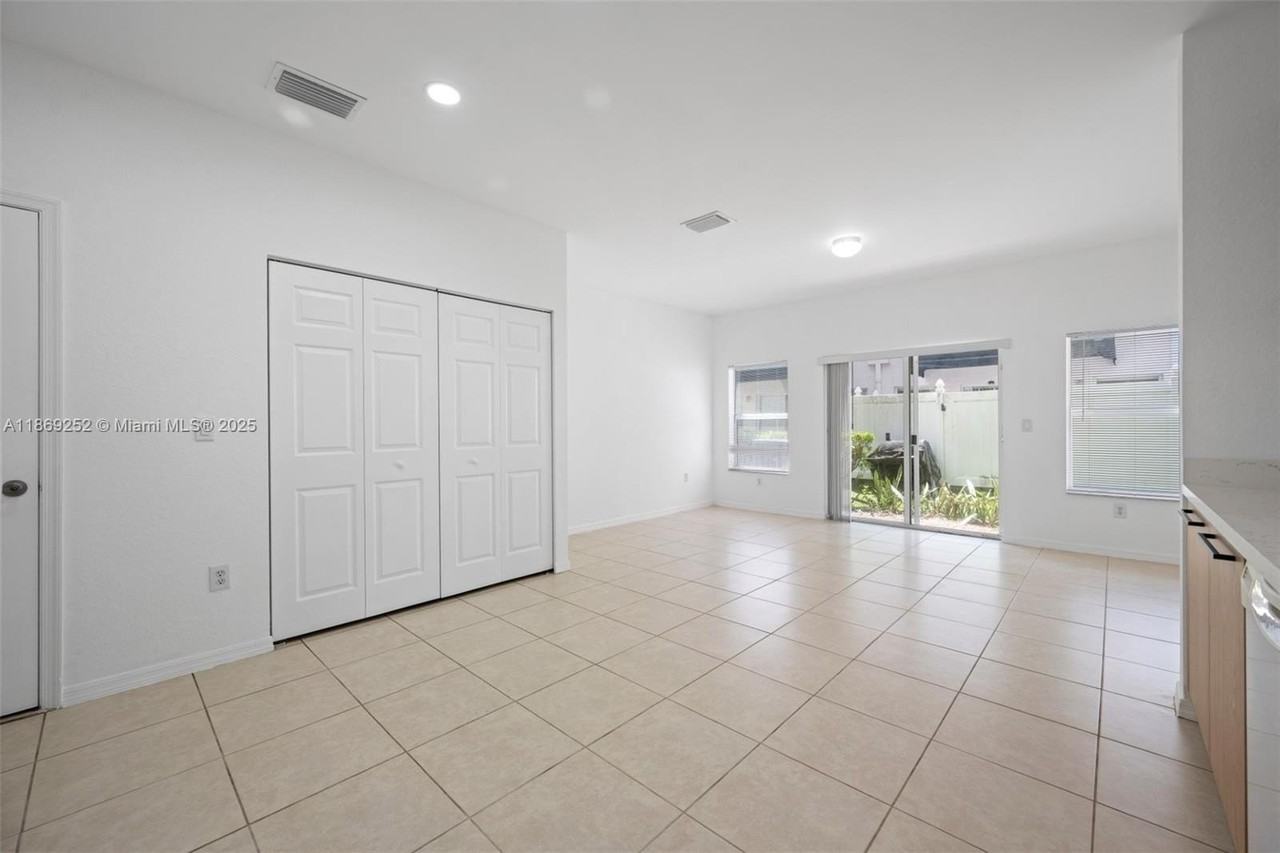 3019 Nw 30th Ave - Photo 6 of 25