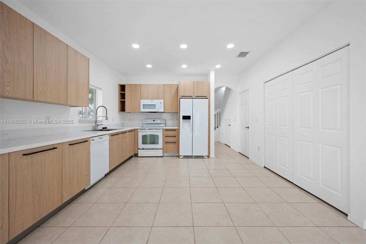 3019 Nw 30th Ave - Photo 7 of 25