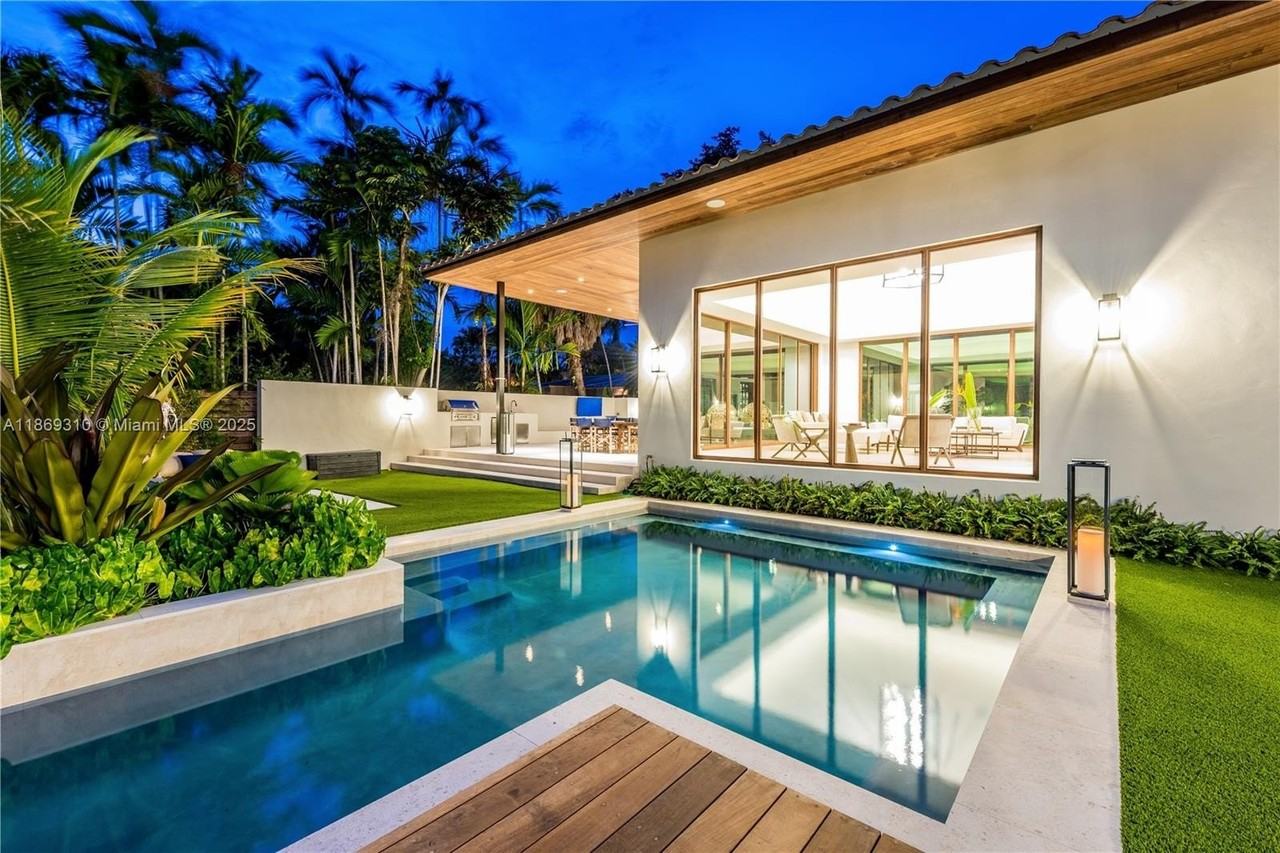 864 Ne 84th St - Photo 2 of 50