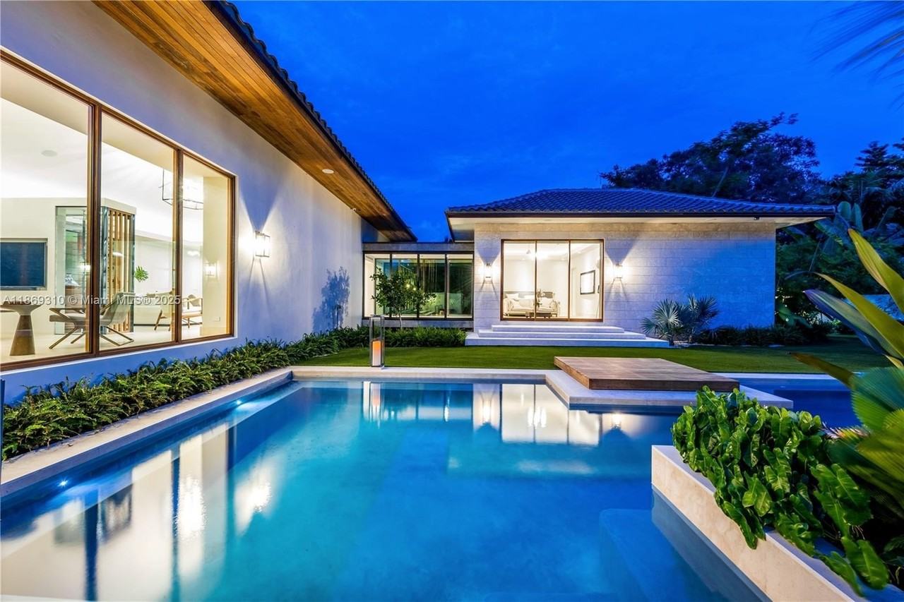 864 Ne 84th St - Photo 3 of 50