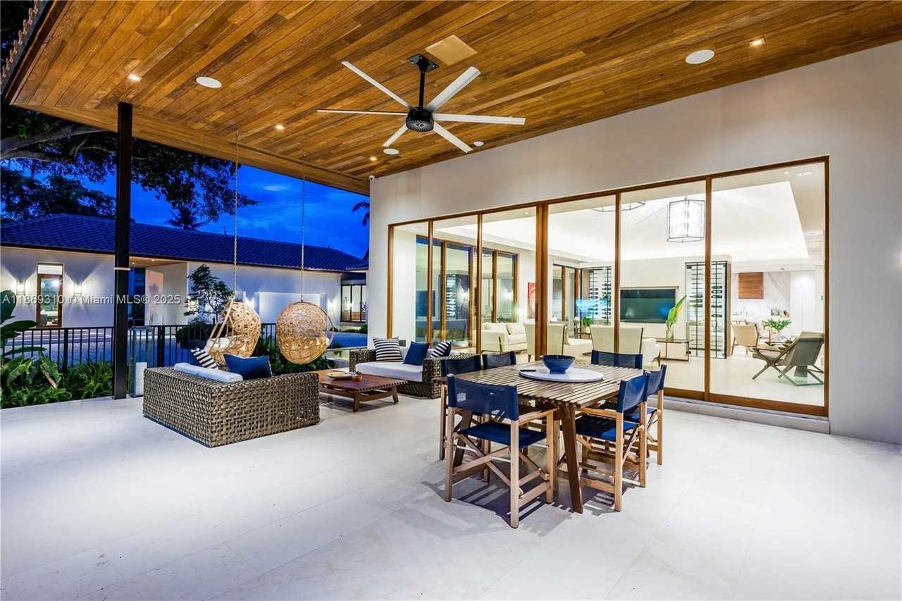 864 Ne 84th St - Photo 4 of 50