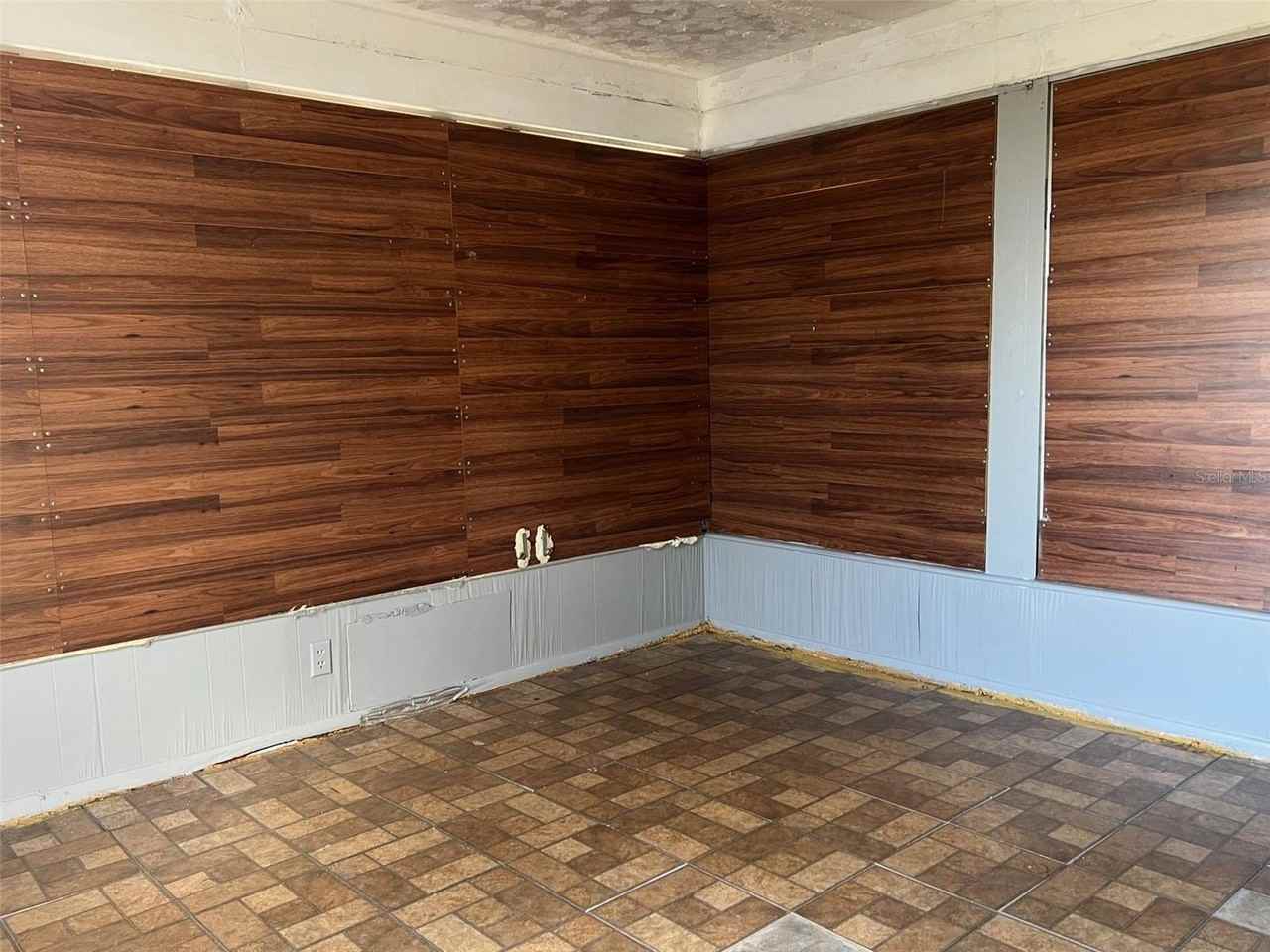 1050 Croydon Ln - Photo 4 of 15