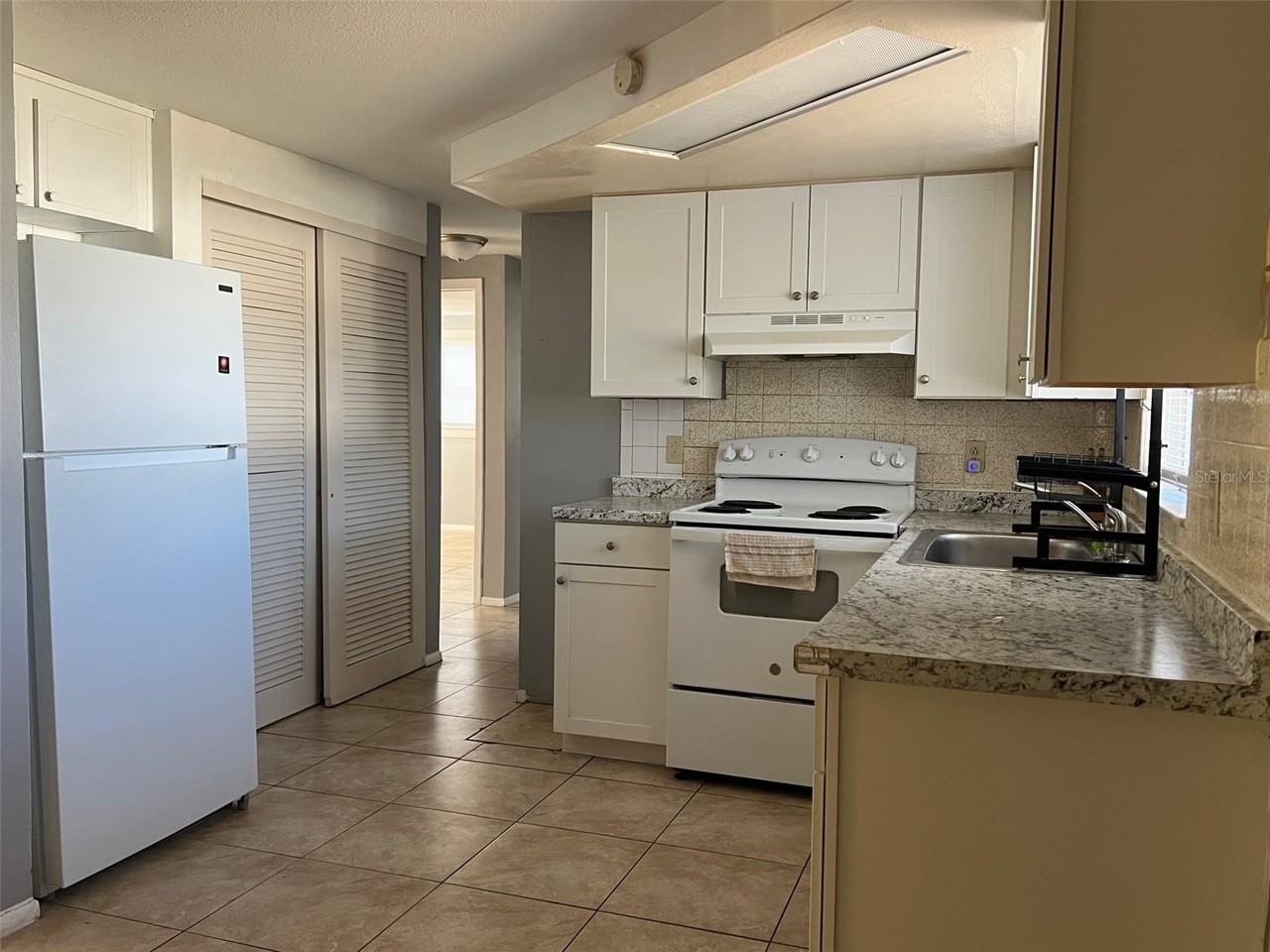 1050 Croydon Ln - Photo 5 of 15