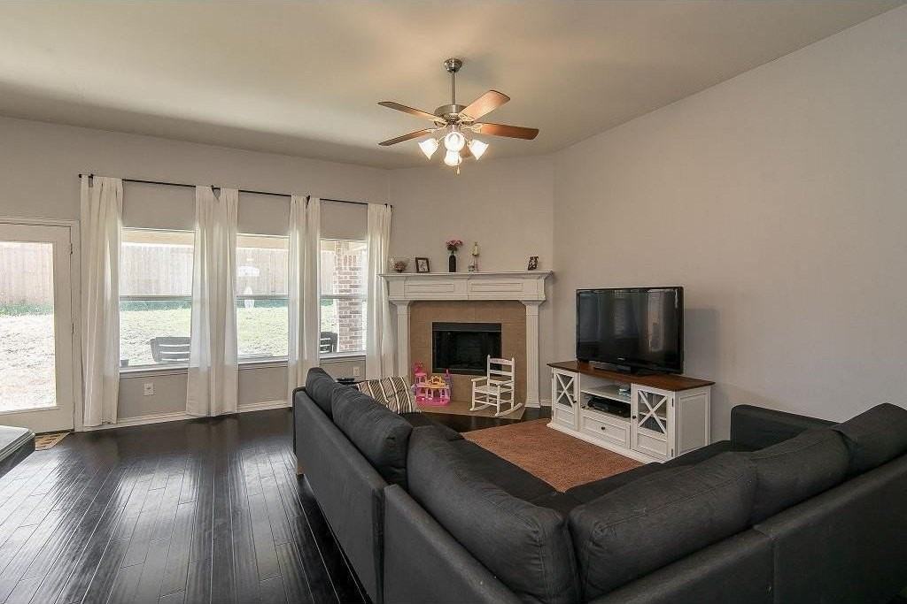 212 Creekwood Dr - Photo 2 of 15