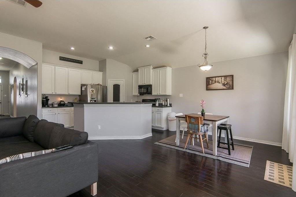 212 Creekwood Dr - Photo 3 of 15