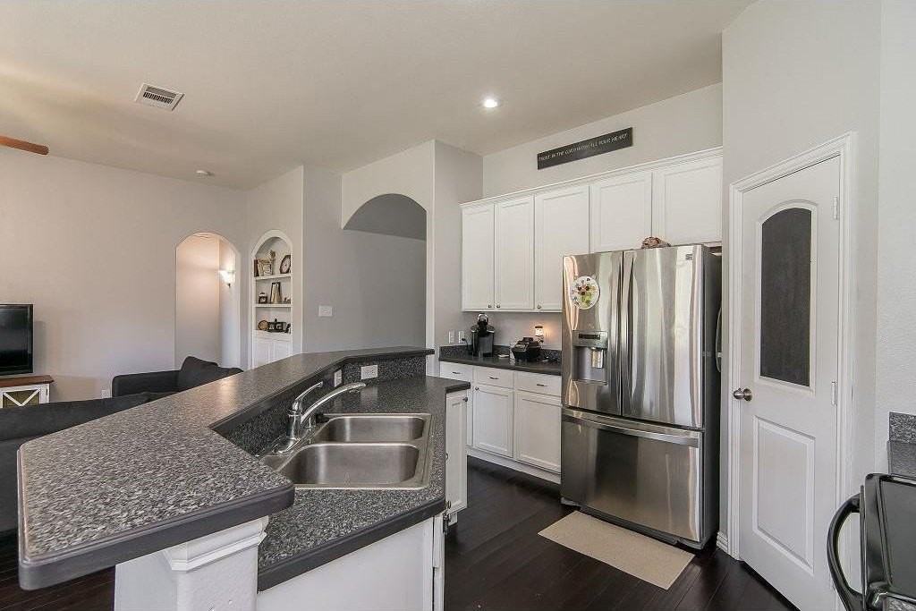 212 Creekwood Dr - Photo 4 of 15