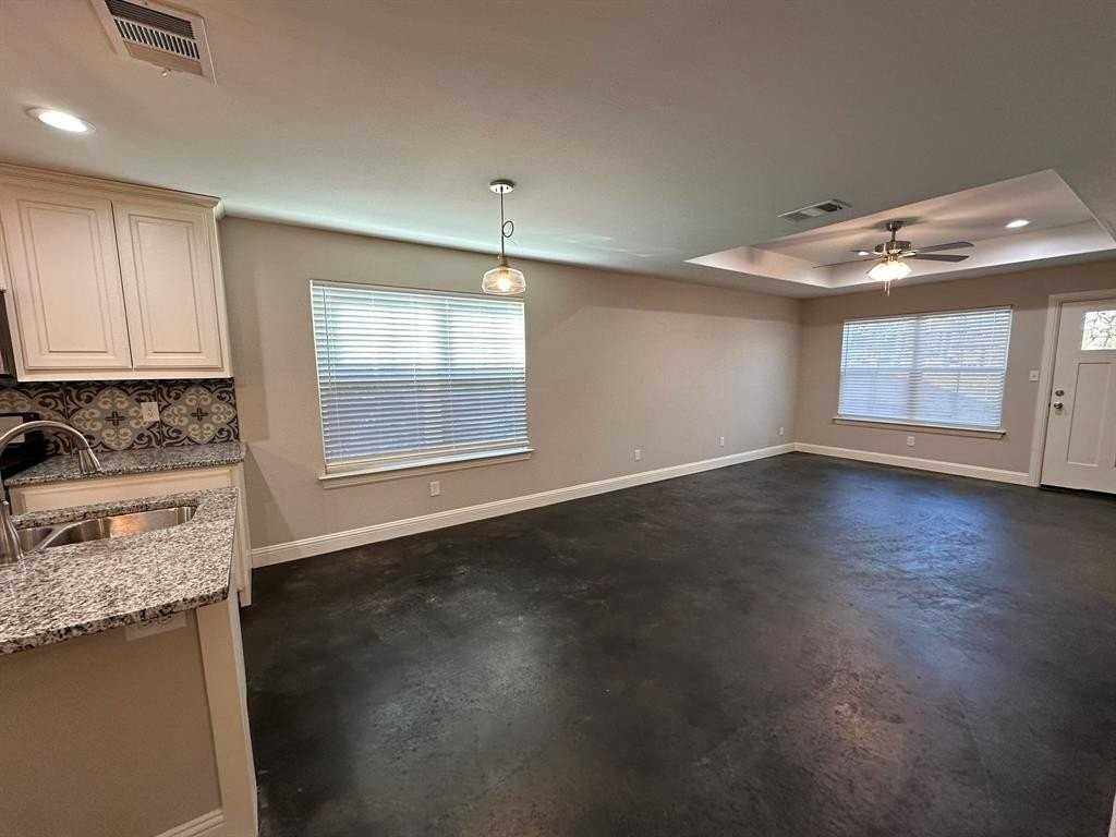 428 E Nelson St - Photo 6 of 15