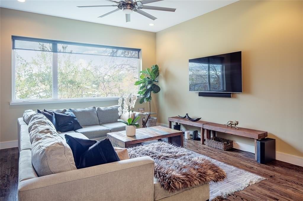 4610 Steel St - Photo 3 of 11