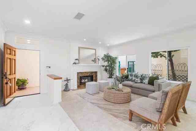 2562 Woodbury Dr - Photo 3 of 34