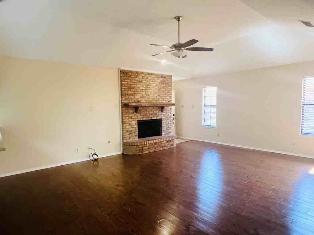 1627 Wyoming Ave - Photo 4 of 15