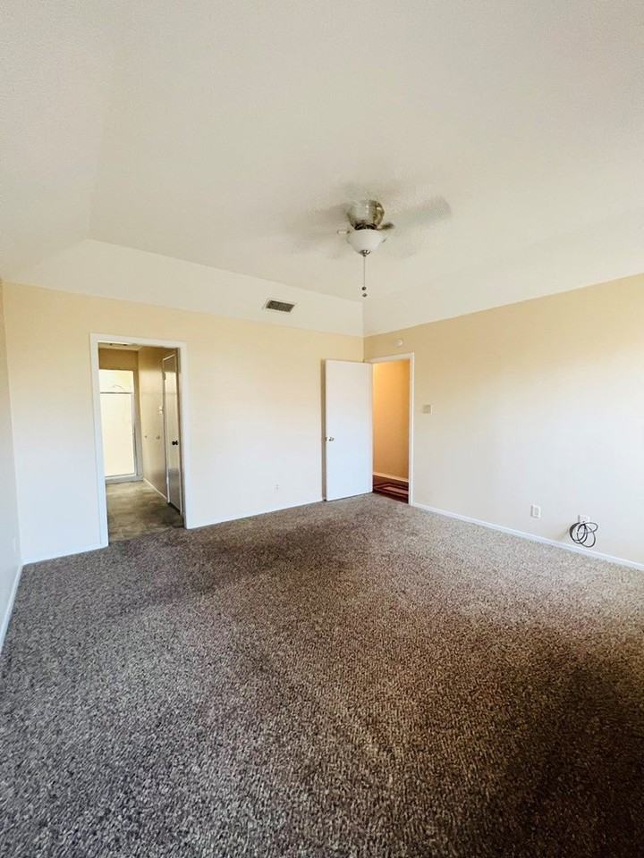 1627 Wyoming Ave - Photo 6 of 15