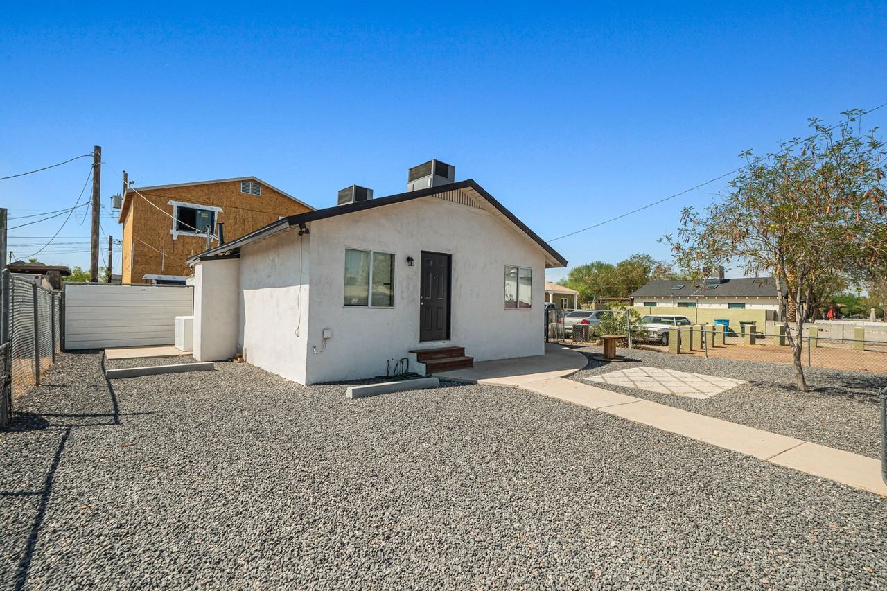 1221 E Portland St - Photo 2 of 44