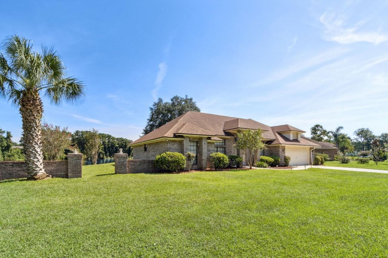 1030 Bertha St - Photo 3 of 15