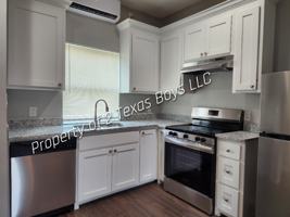 featured image of 101 N Pecan St #105