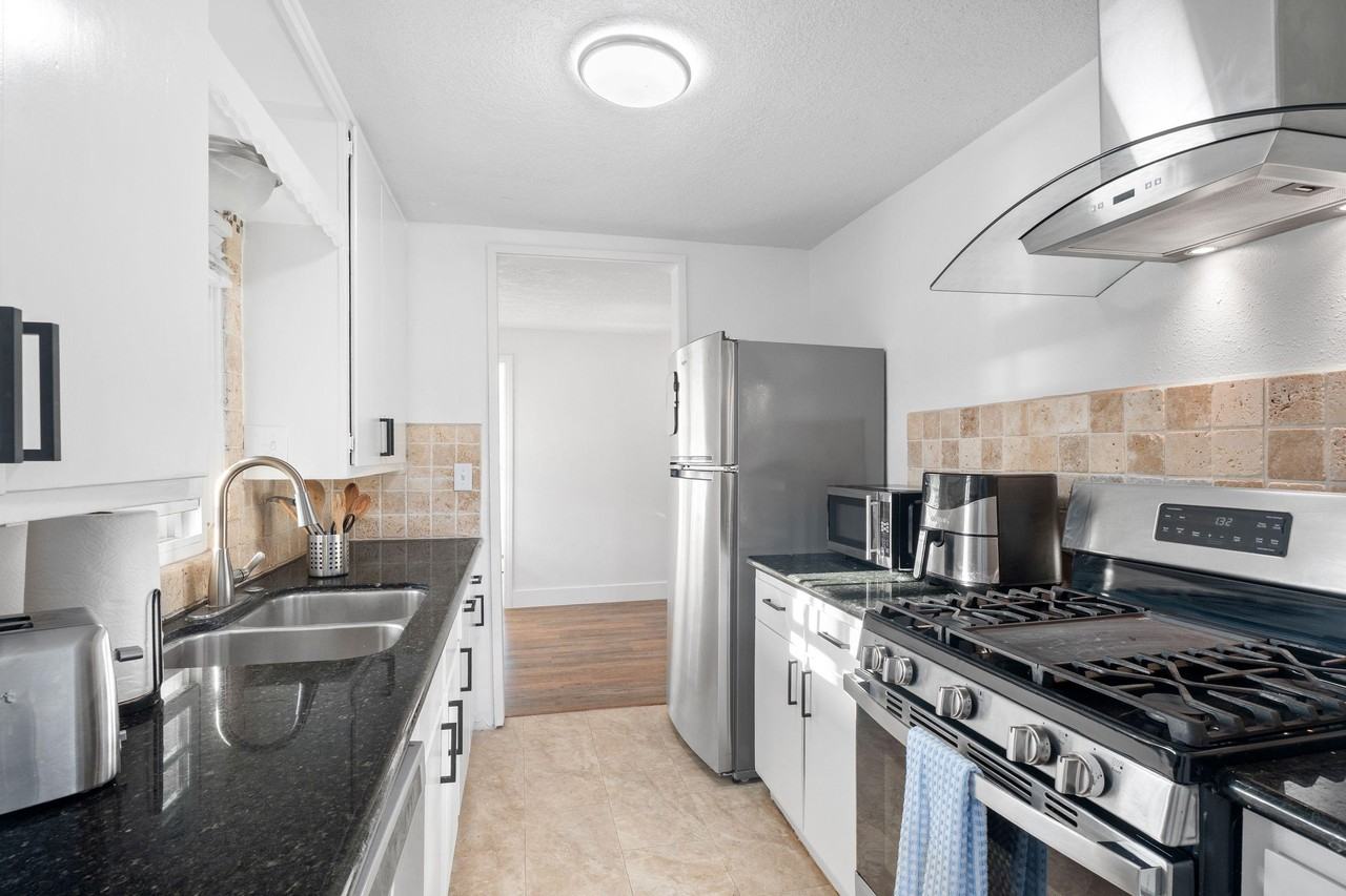 Sycamore Dr - Photo 4 of 11