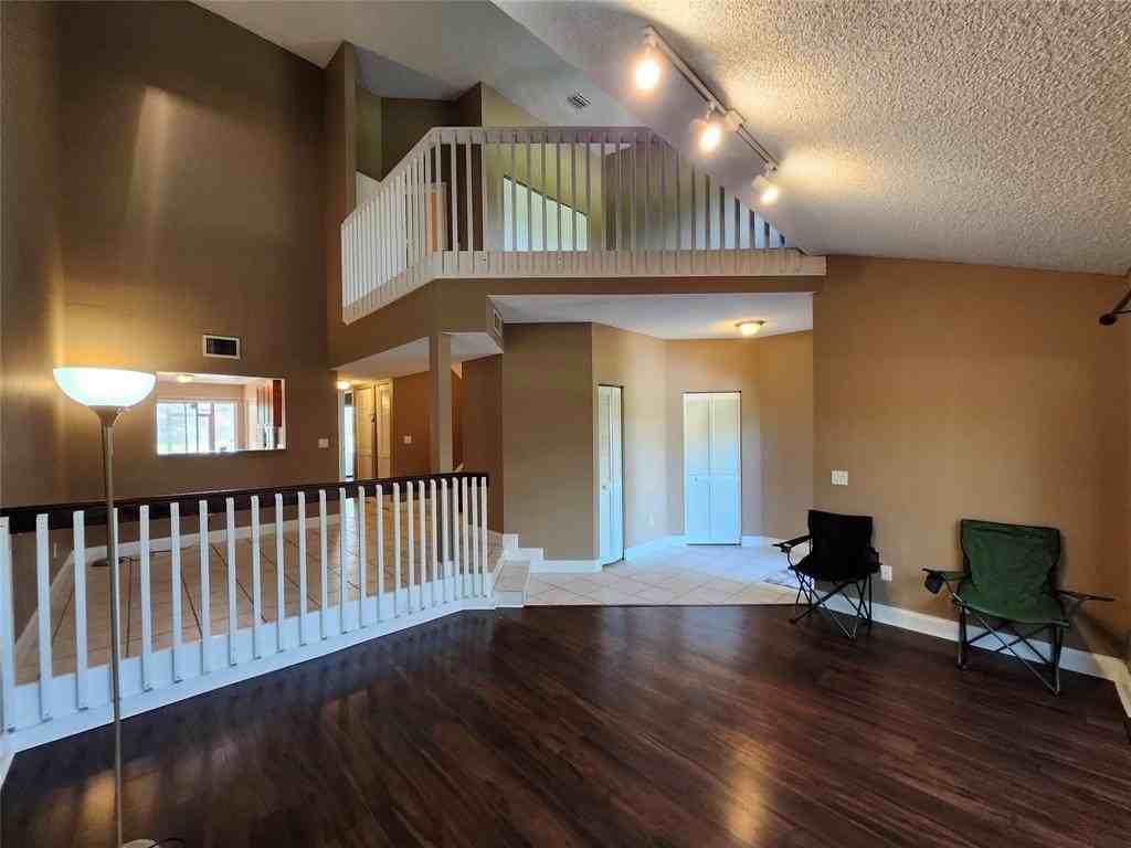 4192 Southwest 87th Terrace - Photo 6 of 35