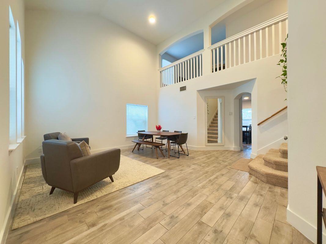 1404 Laguna Cv - Photo 3 of 12