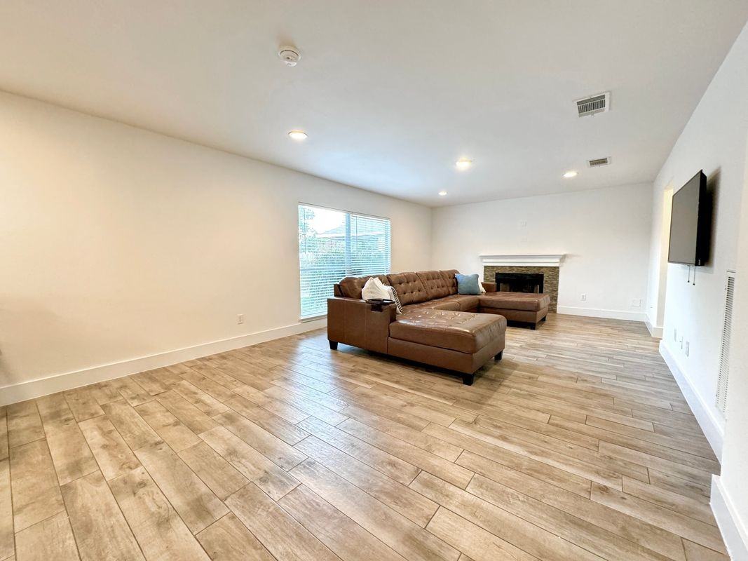 1404 Laguna Cv - Photo 4 of 12