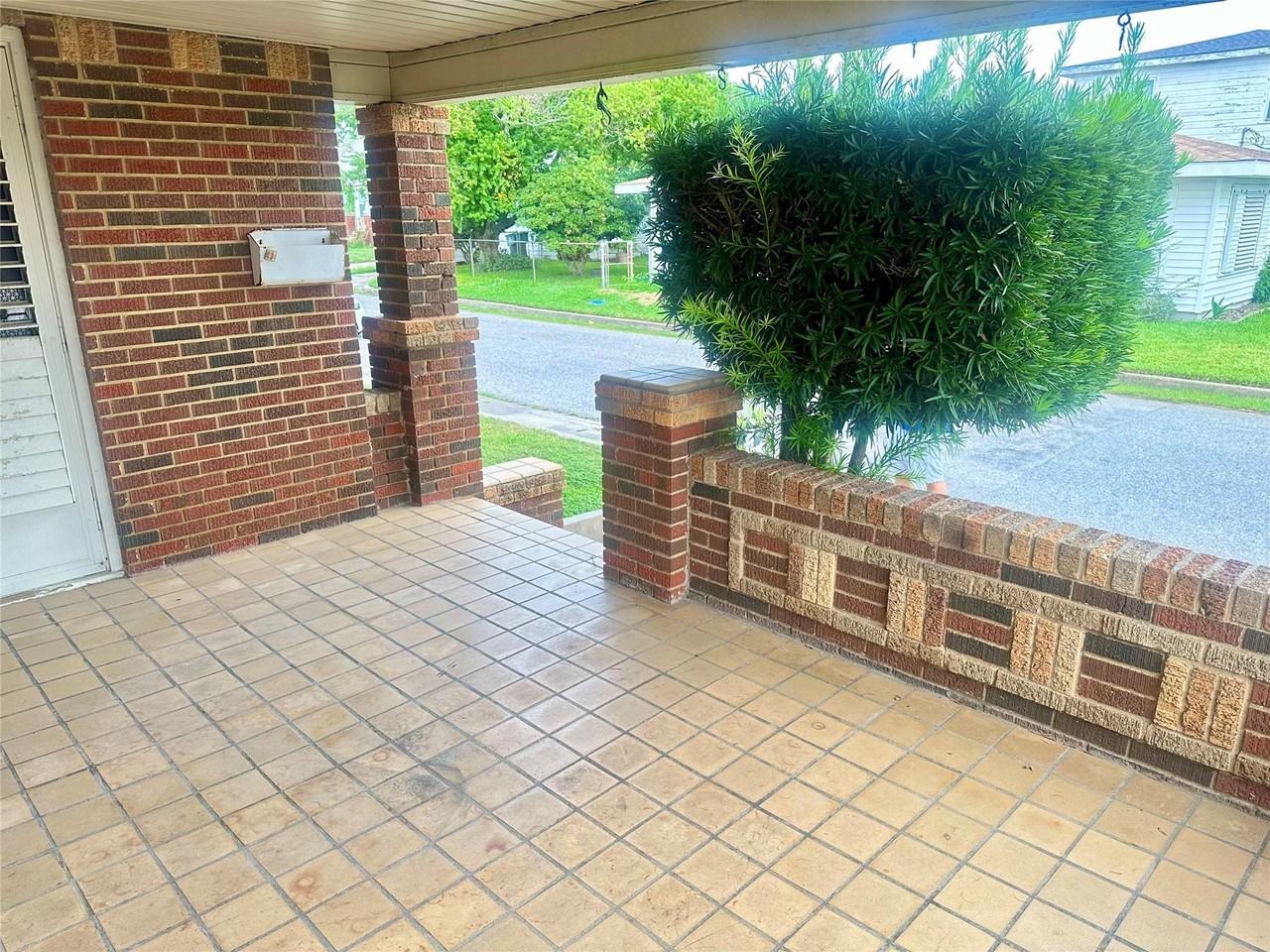 3828 Avenue S 1/2 - Photo 3 of 18