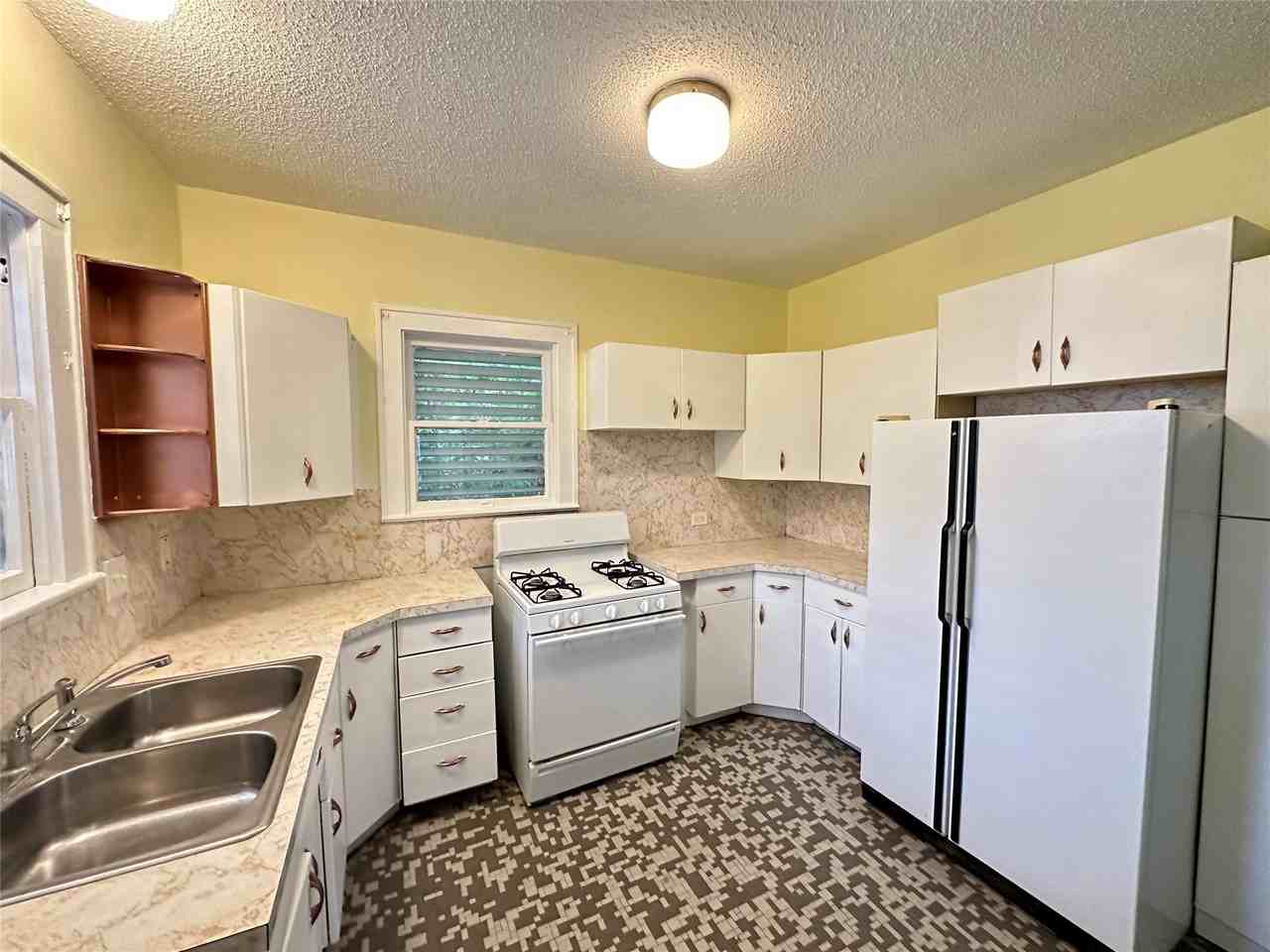 3828 Avenue S 1/2 - Photo 7 of 18