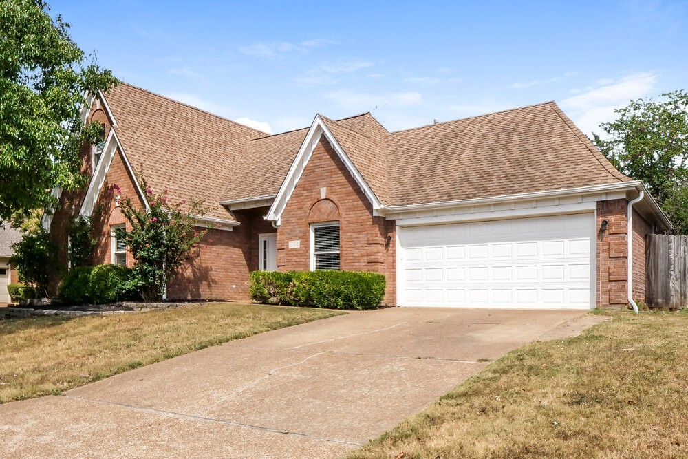 1984 Bohemia Dr - Photo 4 of 17