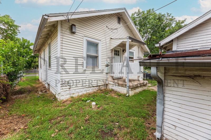 2801 W Maple St - Photo 2 of 13