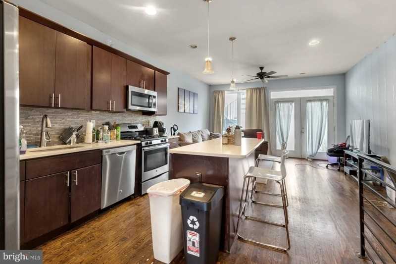 1217 Green St #B - Photo 3 of 13